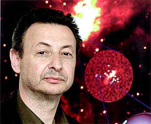 José María Torrelles, ante la imagen de la región de Cefeo donde se ha descubierto la esfera de agua.