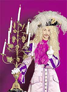 Sofía Mazagatos, fotografiada con su candelabro en  La mirada .