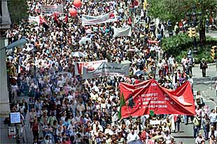 La marcha de los docentes comenzó en la plaza de Urquinaona, siguió por Via Laietana y acabó en la plaza de Sant Jaume con la lectura de un manifiesto.rnLos universitarios de Lleida también se sumaron a las protestas.