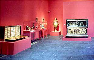 Un aspecto de la exposición  El arte y tradición de los Zuloaga. Damasquinado español de la colección Khalili. 