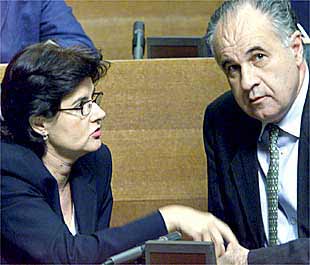 Los consejeros Alicia de Miguel y Rafael Blasco, ayer, en el    banco azul  de las Cortes.