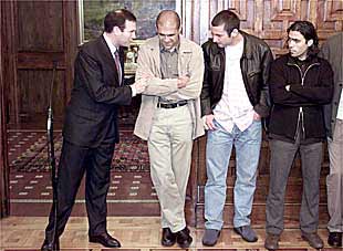 El  lehendakari  en funciones, Juan José Ibarretxe, conversa con Karmona, Javi Moreno y Mario en Ajuria Enea.