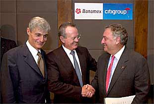 Roberto Hernández, de Banamex, saluda a Sandy Well, presidente de Citigroup, ante Robert Rubin, ejecutivo del Citi.