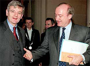 Los ministros de Exteriores de Alemania, Joschka Fischer (izquierda), y de Francia, Hubert Védrine, en París, en 1999.