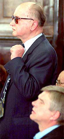   Jaruzelski, en el banquillo   rnEn la imagen, el último presidente comunista polaco con sus habituales gafas negras (AP)