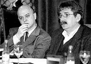 El alcalde donostiarra, Odón Elorza (izquierda), y el edil socialista Ramón Etxezarreta, en un pleno reciente.