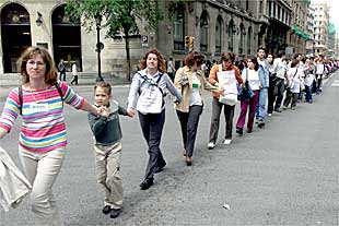 La manifestación de los maestros recorrió el centro de Barcelona hasta llegar al palacio de la Generalitat.