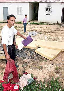 Estado en el que quedó la vivienda de unos temporeros en Moguer.