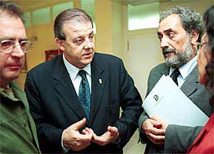 El defensor del pueblo andaluz, José Chamizo (derecha), junto al alcalde de El Ejido, Juan Enciso.