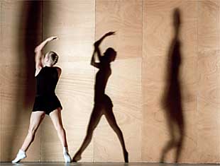  Una escena de  Enemy in the figure , en el Teatro Real durante el ensayo general.