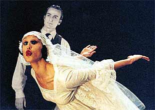 Los bailarines de Gelabert-Azzopardi, en  Useless (information meets boy) .