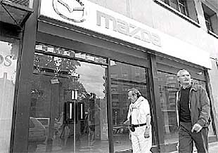 Imagen del concesionario de Mazda de Bilbao, frente al Museo de Bellas Artes. cerrado desde febrero.