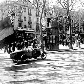¿Qué fue de la chica que sostiene la bandera y del piloto del bólido?