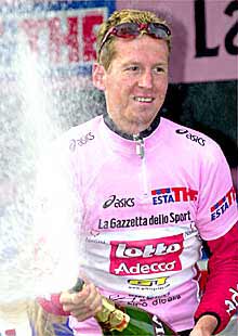 Verbrugghe, con la primera    maglia     rosa  del Giro 2001.