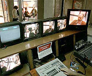 Grabación del espacio    Nunca seremos la primera,  con el actor Miguel Rellán, en la emisora Tele K.