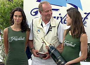Juan Carlos I recogió el premio otorgado al  Bribón  por su victoria en la Regata Freixenet.