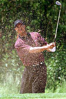 Woods sale de un búnker durante el recorrido de ayer.