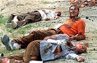 En la imagen, tres de las personas que participaron en el simulacro de catástrofe organizado por el Ayuntamiento. El resultado de una ficticia explosión de gas fueron tres  muertos  y 50  heridos , unos más en su papel que otros.