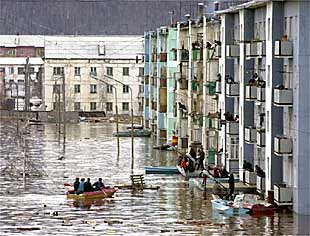 Una calle de la ciudad de Lensk, totalmente inundada por el río Lena, en una fotografía del pasado sábado.