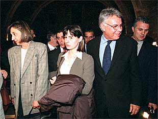 Felipe González, junto a una de las hijas y la compañera de Ernst Lluch, ayer en Barcelona.