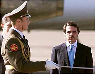 El presidente del Gobierno, José María Aznar, pasa revista a las tropas a su llegada, ayer, al aeropuerto de Moscú.