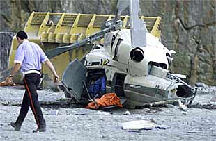 El helicóptero de ETB que se estrelló ayer en una cantera de Vizcaya.