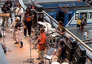 Actuación del grupo Baron-Ya-Buku en la estación de Príncipe Pío durante la última edición del festival Metrónomo.