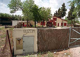 Entrada al club de alterne Kristal, en Arganda del Rey, precintado por orden judicial.