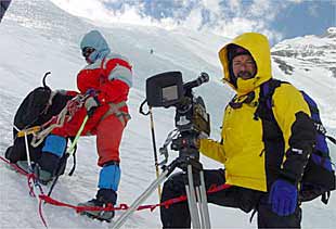 Dos miembros del equipo de  Al filo de lo imposible  filmando la ascensión al Everest.