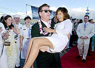 Alec Baldwin estuvo presente en la presentación de  Pearl Harbor  en el mismo lugar donde llevó a cabo el ataque de la aviación japonesa.