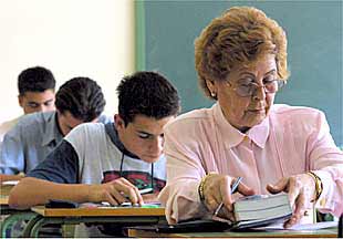 Varios aspirantes al Graduado Escolar en las pruebas de ayer en un centro de adultos de Sevilla.