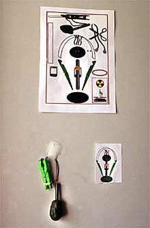 La obra  Paquete bomba  expuesta en un despacho de la facultad.