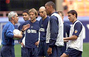 Héctor Cúper, el entrenador del Valencia, da instrucciones a sus jugadores en un momento del entrenamiento de ayer.