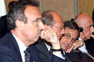 Joan Gaspart y Florentino Pérez, junto a otros dirigentes del G-14, ayer en la reunión de Milán.