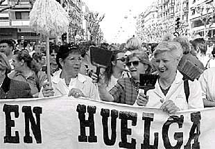 Las trabajadoras de la limpieza durante la manifestación celebrada ayer en San Sebastián.