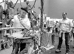 Un hombre trabaja una pieza de madera en la última edición de la feria de artesanía de Getxo.