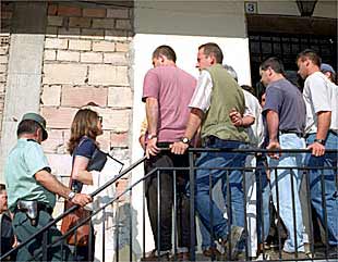Vecinos de Jete, a la llegada de la Guardia Civil.