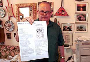 El párroco Manuel Torres Rubio muestra uno de los cuestionarios para la confesión en inglés.