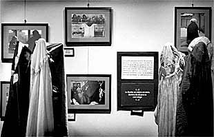  Burkas  y fotografías de la muestra que se expone en Ca Revolta.