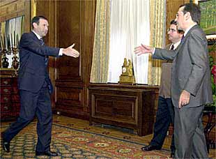 El  lehendakari  en funciones, Juan José Ibarretxe, saluda a Nicolás Redondo en presencia de Jesús Eriguren.