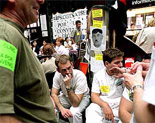 Encierro en el hospital Clínico por el convenio colectivo
