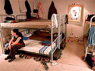 La exposición  Seis miradas quebradas  reproduce un campo de refugiados.