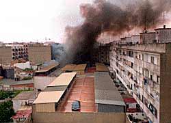 El humo que salía del establecimiento de juguetes era ayer visible desde varios kilómetros.