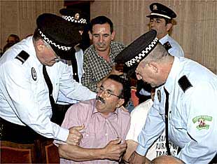 Los asalariados del taxi de Málaga llevaron ayer sus protestas hasta el salón de plenos del consistorio y obligaron a suspender la sesión.