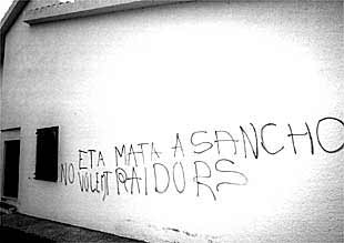 La polémica pintada amenazadora contra el delegado de la Generalitat en las comarcas del Ebro.