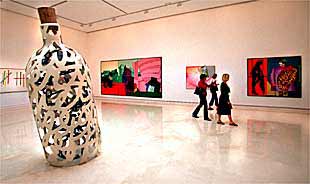 Sala dedicada al pop-art, con una escultura de Oldenburg y pinturas de Rosenquist, Adami y Linder.