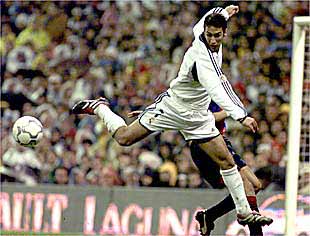 Raúl intenta alcanzar el balón en el partido contra el Barcelona, en el Bernabéu, de este curso.
