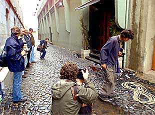 Entrada de la discoteca  Luanda , horas después del ataque con gases tóxicos, en el que murieron siete personas.