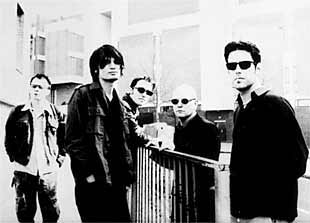 Thom Yorke es el primero a la izquierda en esta foto del grupo británico Radiohead, tomada en 1997.