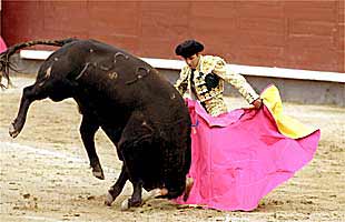 Rivera Ordóñez, en un lance al segundo toro de la tarde.